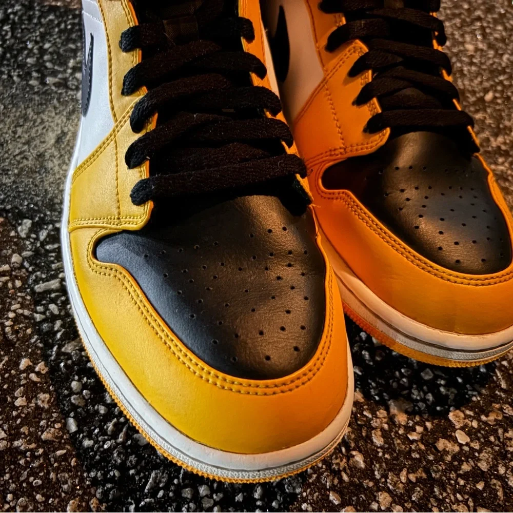 Nike Air Jordan 1 Mid Taxi Black Yellow Toe 554724-701 Size-11.5 - Picture 5 of 7